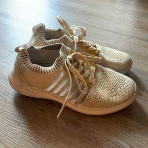 Womens trendy tennis shoes